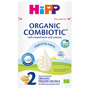 Škatla nadaljevalnega mleka Hipp Organic Combiotic z zeleno kljukico, ki označuje rezultat preskusa 98,75 % ekološke vsebnosti.