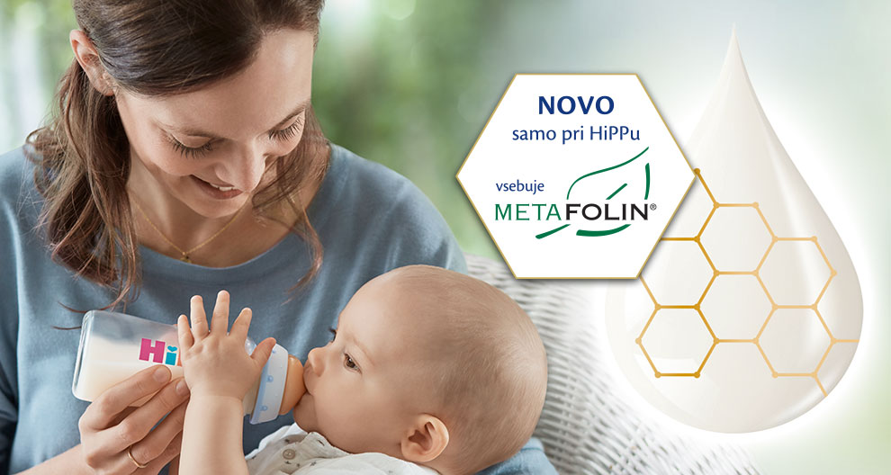 Ženska hrani dojenčka s stekleničko, medtem ko je na grafiki prikazana nova tehnologija Metafolin.