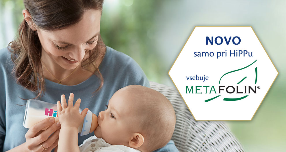 Ženska hrani otroka s stekleničko, medtem ko šesterokotni oglas promovira nov izdelek Metafolin.