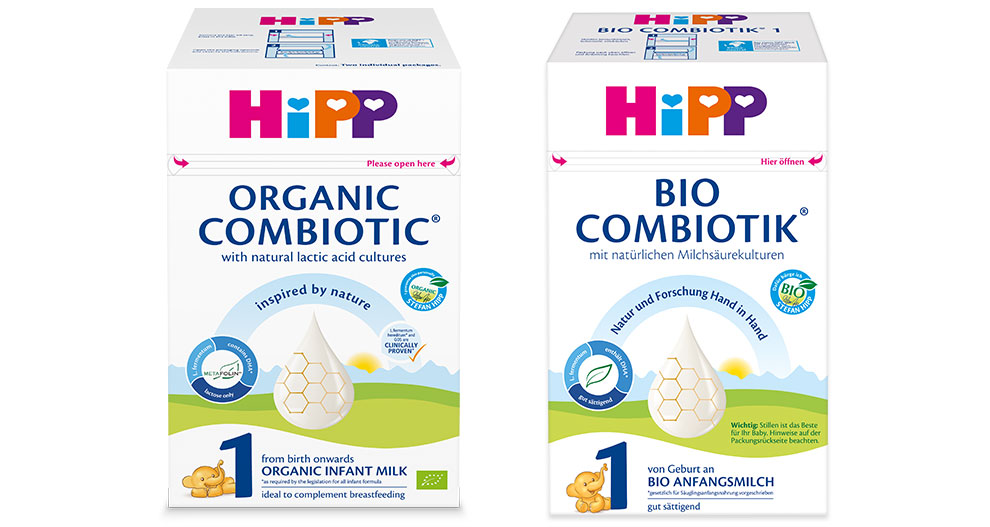Razstavljeni sta dve škatli formule za dojenčke Hipp, ena z oznako "Organic Combiotic" in druga z oznako "Bio Combiotik", pri čemer obe označujeta, da sta primerni od rojstva in da sta idealni za dopolnjevanje dojenja.