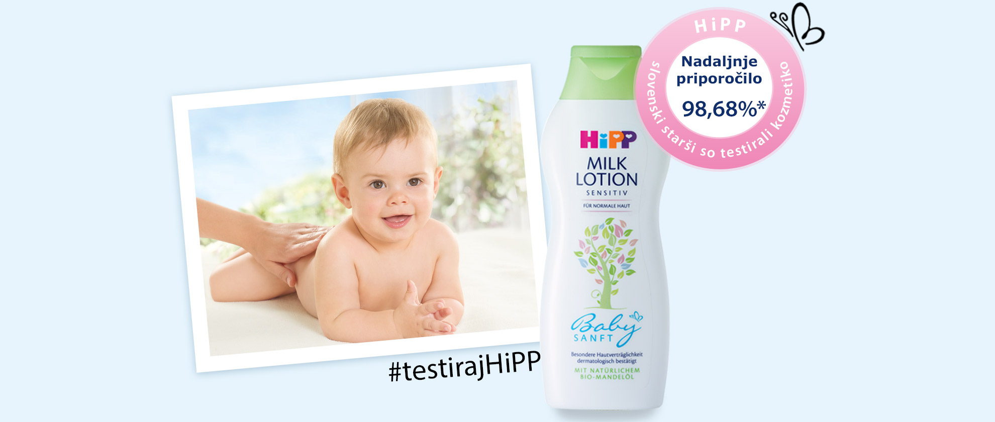 Otrok se masira z zelenim pokrovčkom ob beli steklenički "HiPP Milk Lotion" z grafiko drevesa in hashtagom "#testrajHiPP".