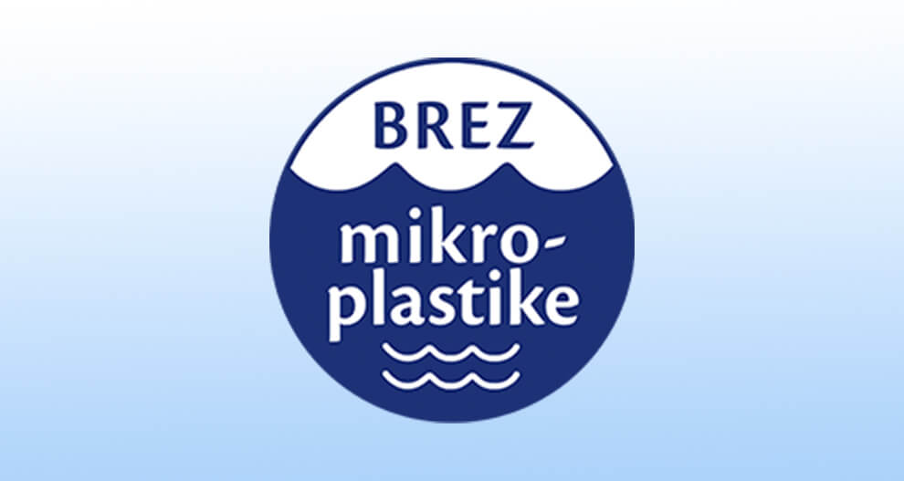Logotip z besedilom "BREZ mikro-plastike" v modrem krogu.