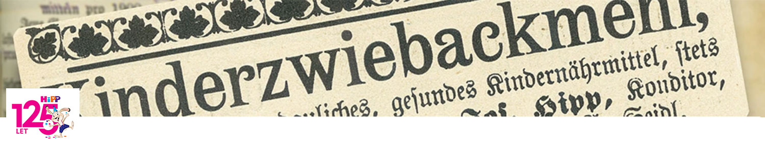 Bližnji pregled natisnjenega besedila na papirju z logotipom v spodnjem levem kotu.