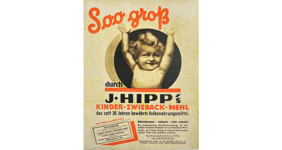Starinski oglas z otrokom, z besedilom "Saagrop" na vrhu in "J. Hipp's Kinder-Zwieback-Mehl" na dnu, z dodatnim besedilom v nemščini.