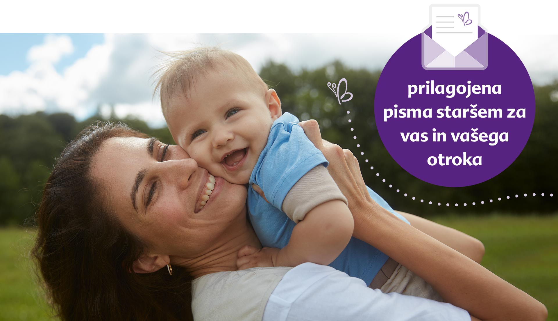 Ženska na prostem ljubeče drži dojenčka.