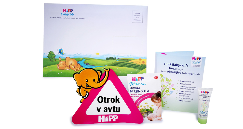 Različni izdelki in promocijsko gradivo, povezani z blagovno znamko "HiPP", vključno s kremo za nego dojenčkov, čajem za dojenje za matere in trikotnim znakom z risanim slonom.