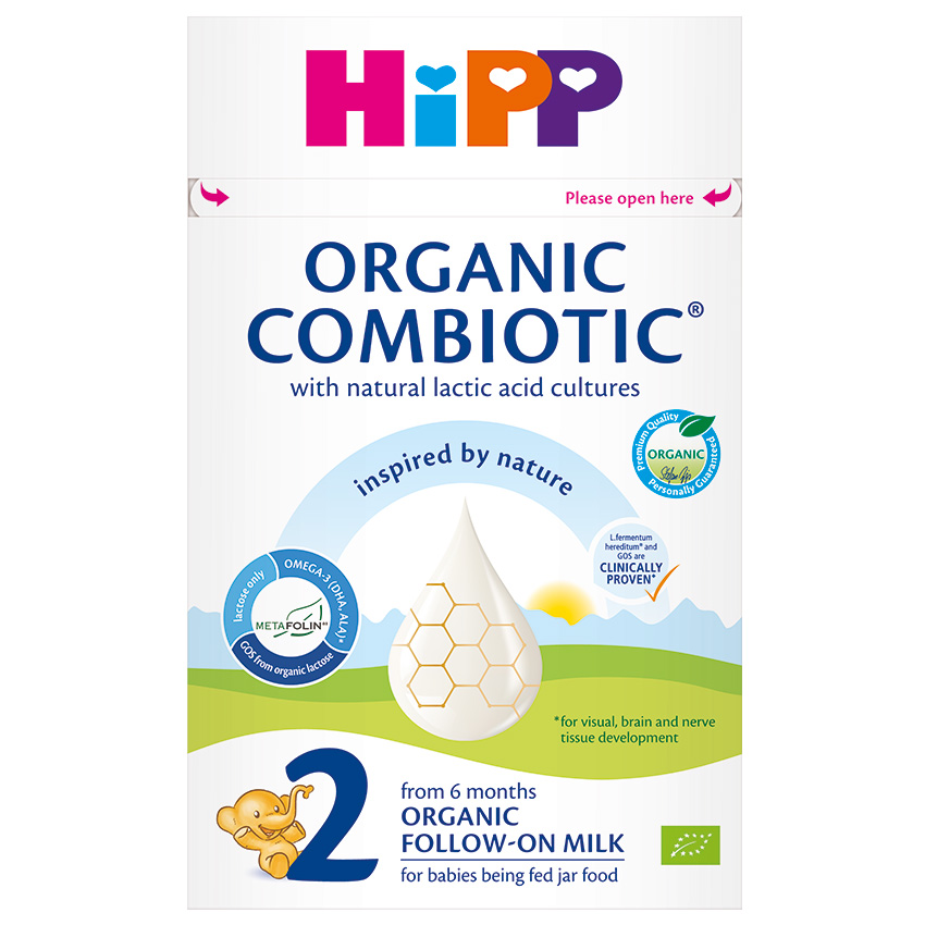 Škatla nadaljevalnega mleka Hipp Organic Combiotic z zeleno kljukico, ki označuje rezultat preskusa 98,75 % ekološke vsebnosti.
